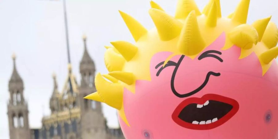 Mit einer riesigen aufblasbaren Boris-Johnson-Puppe haben Demonstranten in London gegen den voraussichtlich neuen britischen Premierminister protestiert. Foto: Aaron Chown/PA Wire
