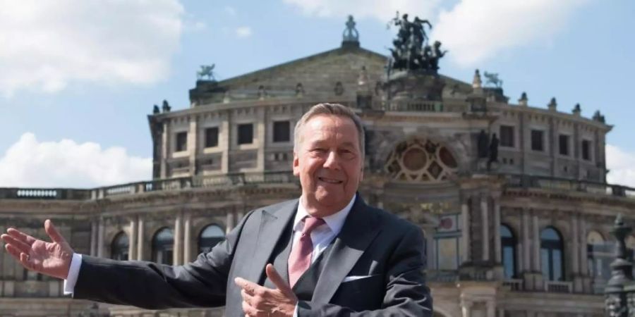 Roland Kaiser vor der Semperoper auf dem Theaterplatz in Dresden. Foto: Sebastian Kahnert