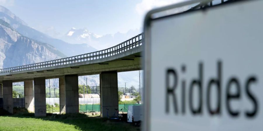 Der Viadukt in Riddes wird täglich von rund 10'000 Fahrzeugen überquert. Er dient der Kantonsstrasse T9 zur Überquerung der Rhone, mehrerer kommunaler Strassen und Wege, der A9 sowie der Bahngleise der Simplonlinie.