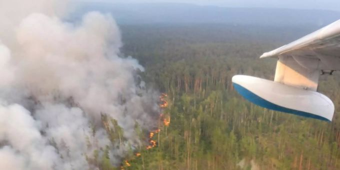 Flugzeug bei der Brandbekämpfung in Sibirien. Sibirien