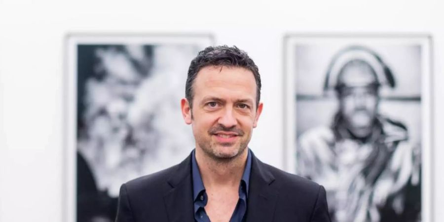 Till Brönner vor seiner Serie mit Stahlarbeitern von Thyssenkrupp im Museum Küppersmühle. Foto: Rolf Vennenbernd
