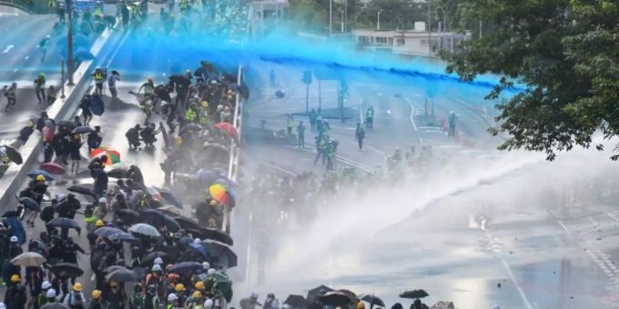 Die Polizei setzt in Hongkong Wasserwerfer, auch mit blauer Farbe, ein. Vermutlich, um die Demonstranten zu markieren. Hongkong