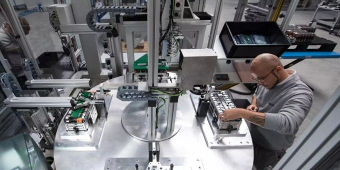 Batteriefabrik von Akasol: Das Unternehmen produziert Hochleistungs-Batteriesysteme für elektrifizierte Busse, Trucks, Schiffe und andere Nutzfahrzeuge. Foto: Fabian Sommer Akasol