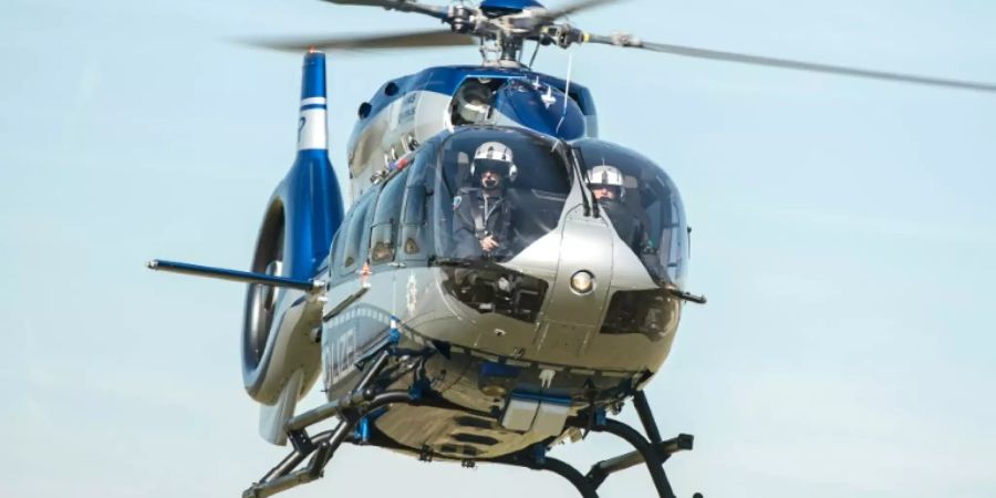 Ein Polizeihubschrauber flog das Kind in ein Krankenhaus