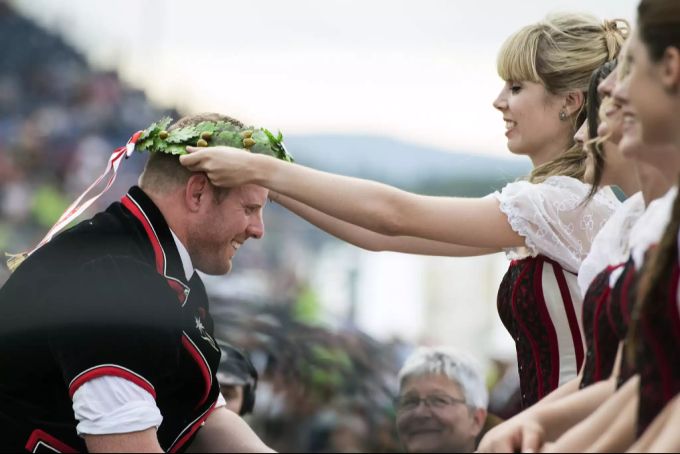 Matthias Glarner kriegt am ESAF 2016 von einer Ehrendame den Kranz aufgelegt. Matthias Glarner