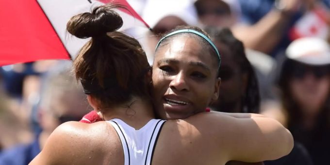 Serena Williams wird von ihrer Gegnerin Bianca Andreescu getröstet Serena Williams wird von ihrer Gegnerin Bianca Andreescu getröstet