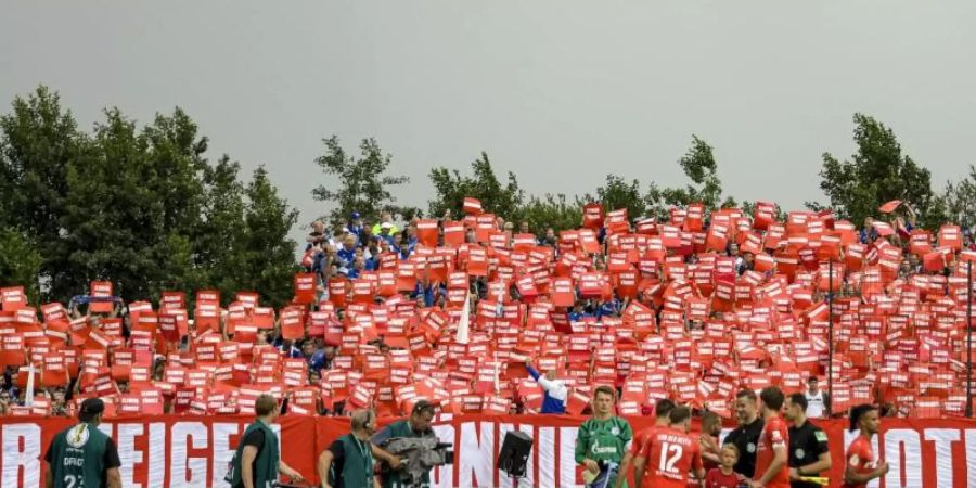 Rote für Tönnies: Die Schalke-Fans äussern in Drochtersen ihren Unmut über Vereinsboss Clemens Tönnies. Foto: Axel Heimken