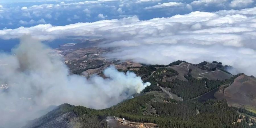 Rauch steigt über die Berge von Gran Canaria auf. Der seit dem Wochenende wütende Waldbrand ist noch nicht unter Kontrolle. Foto: Guardia Civil