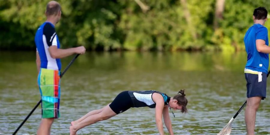 Die meisten nutzen es, um über das Wasser zu paddeln. Auf dem SUP-Board lässt sich aber auch ein Ganzkörpertraining absolvieren. Foto: Swen Pförtner