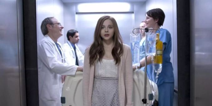 Nach einem schweren Autounfall erwacht Mia (Chloë Grace Moretz) in einer Zwischenwelt . Foto: Doane Gregory/Warner Bros. Entertainment/RTL I Nach einem schweren Autounfall erwacht Mia (Chloë Grace Moretz) in einer Zwischenwelt . Foto: Doane Gregory/Warner Bros. Entertainment/RTL I
