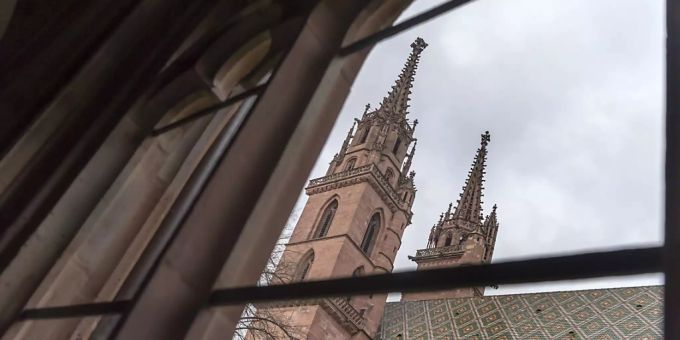 Das Basler Münster, eines der bedeutendsten mittelalterlichen Kirchenbauten am Oberrhein, erhält zum 1000. Geburtstag endlich sein Standardwerk. Das Basler Münster, eines der bedeutendsten mittelalterlichen Kirchenbauten am Oberrhein, erhält zum 1000. Geburtstag endlich sein Standardwerk.