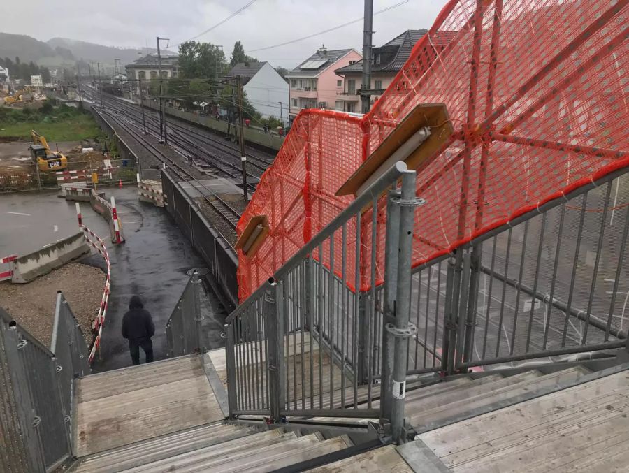 Diese Treppe ist der einzige Weg über die Geleise, ausser man bringt viel Zeit mit.