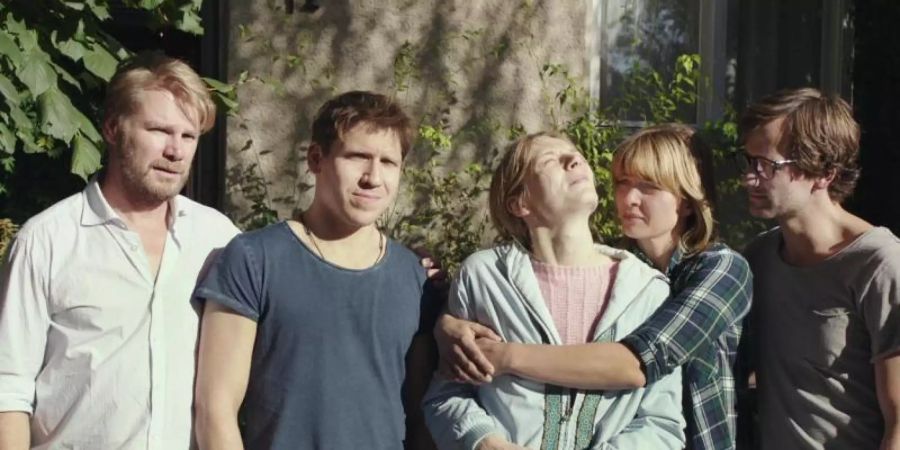 Frederick (Kai Scheve, l-r), Tommy (Hanno Koffler), Ginnie (Lilith Stangenberg), Heli (Jördis Triebel) und Bruno (Florian Stetter) verbringen ein letztes Wochenende im Haus ihrer verstorbenen Eltern. Foto: Nadja Klier/Farbfilm