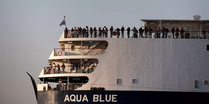 Migranten und Flüchtlinge auf dem Schiff «Aqua Blue» erreichen den Hafen von Thessaloniki. Erdogan droht Europa mit der Öffnung der Grenzen. europa droht europa