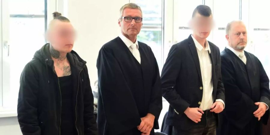 Der 19 Jahre alte Haupttäter (l) und der 21-jährige zweite Täter (3.v.l) im Gerichtssaal in Stralsund. Foto: Stefan Sauer
