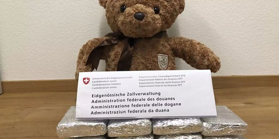 Am Flughafen Zürich wurde ein Teddybär abgefangen, dem rund drei Kilogramm Marihuana in Kopf und Bauch eingenäht wurden.