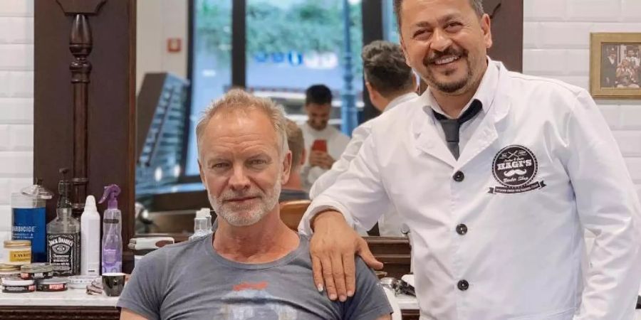 Sting beim Barbier: Hüssein Jumaa Abdulla mit seinem berühmten Gast. Foto: Hagi’s Barber Shop