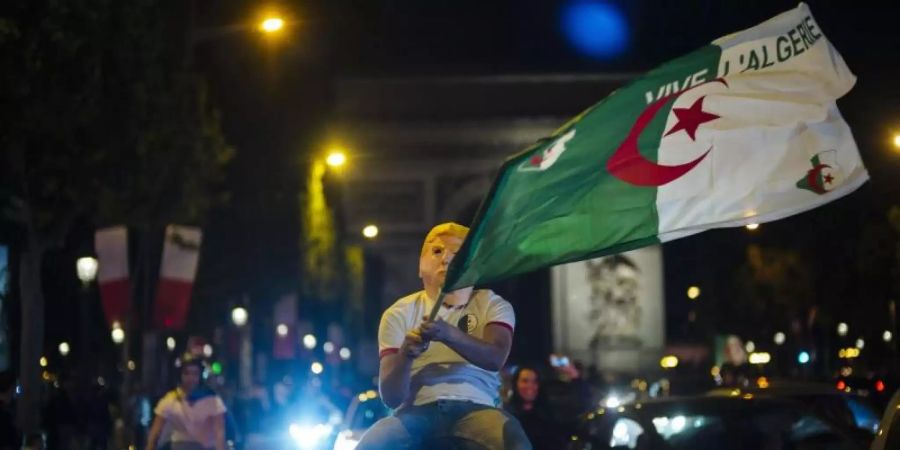 Algerische Fans feiern in Paris des Einzug ihrer Nationalmannschaft ins Finale des Africa-Cups. Foto: Kamil Zihnioglu/AP
