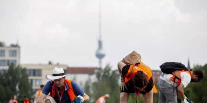 Berlin - Die wollen nur putzen - Touristen sammeln Müll in Berlin