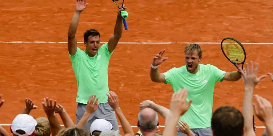 Wollen auch nach dem Doppel-Finale in Paris Grund zum Jubel haben: Kevin Krawietz (r) und Andreas Mies. Foto: Frank Molter