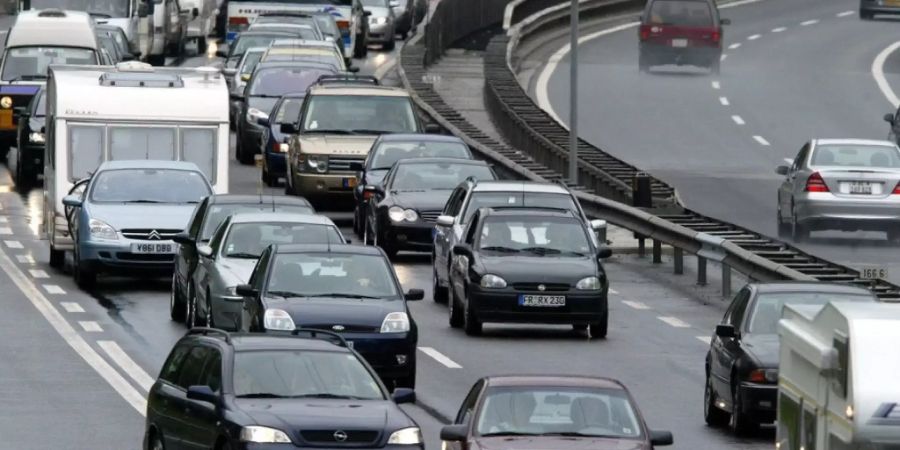 Auf der Gotthard Autobahn A2 staut sich der Pfingstreiseverkehr auf 19 Kilometer Länge. (Archivbild)