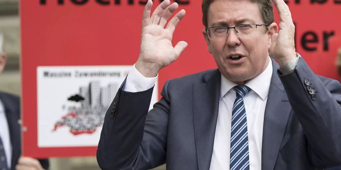 Albert Rösti, Präsident der SVP, bei der Einreichung der Unterschriften zur Begrenzungsinitiative, die das Ende der Personenfreizügigkeit verlangt. Der Bundesrat lehnt die Initiative ab. (Archivbild) SVP Begrenzungsinitiative