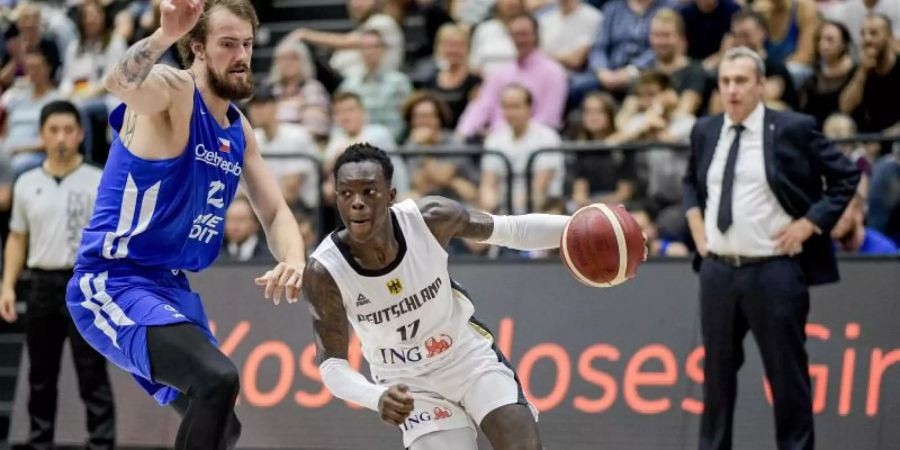NBA-Profi Dennis Schröder (r) ist der Star im deutschen Team. Foto: Axel Heimken