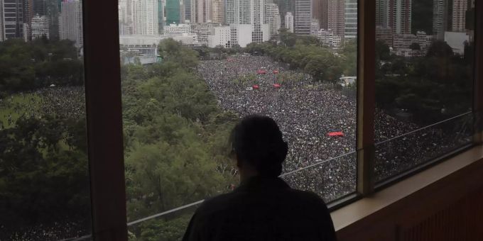 Die Protestbewegung rief am Sonntag zur Grossdemonstration in Hongkong auf. Dem Aufruf folgten 1,7 Millionen friedliche Demonstranten. Hongkong Protest China