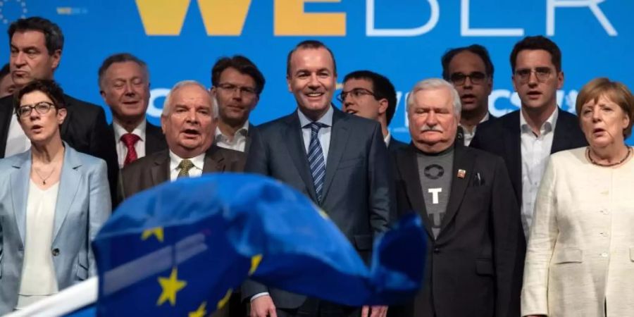 Europawahl-Spitzenkandidat Manfred Weber auf der Abschlusskundgebung in München umringt von konservativen Grössen wie CDU-Chefin Annegret Kramp-Karrenbauer, EVP-Präsident Joseph Daul, der frühere polnische Präsident Lech Walesa oder Kanzlerin Angela Merkel. Foto: Sina Schuldt