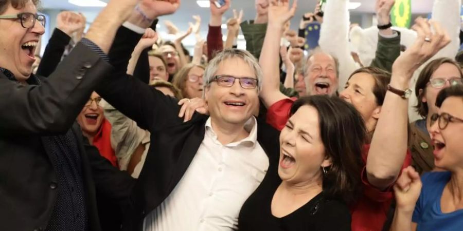 Jubel beim klaren Wahlsieger: Grünen-Chefin Annalena Baerbock (M.) und der Europa-Abgeordnete Sven Giegold nach der ersten Prognose für die Europawahl. Foto: Kay Nietfeld
