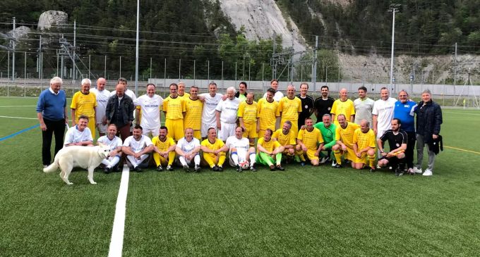 Die beiden Allstar-Teams. Auch Kooki wollte auf das Mannschaftsfoto. FCZ