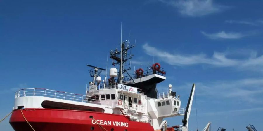 Das Rettungschiff «Ocean Viking» hat aus einem Schlauchboot vor der libyschen Küste Flüchtlinge an Bord geholt. Foto: Julia Naue