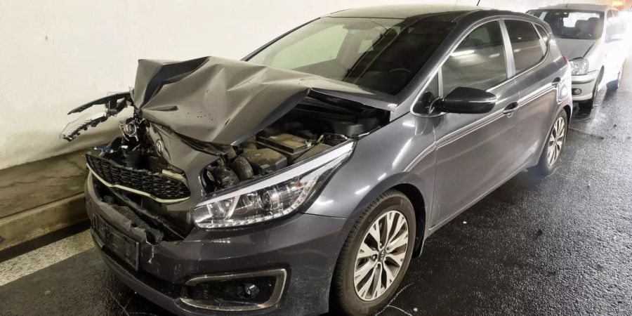 Kollision zwischen mehreren Personenwagen