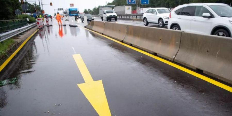 Die neu eröffnete dritte Spur auf der chronisch überlasteten Autobahn 8 am Walserberg im Bezirk Salzburg. Foto: Lino Mirgeler