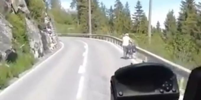 Der fluchende Chauffeur stört sich an Velofahrern. Fluchender Chauffeur