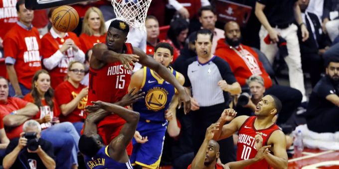 Clint Capela verteidigt gegen Draymond Green. Clint Capela
