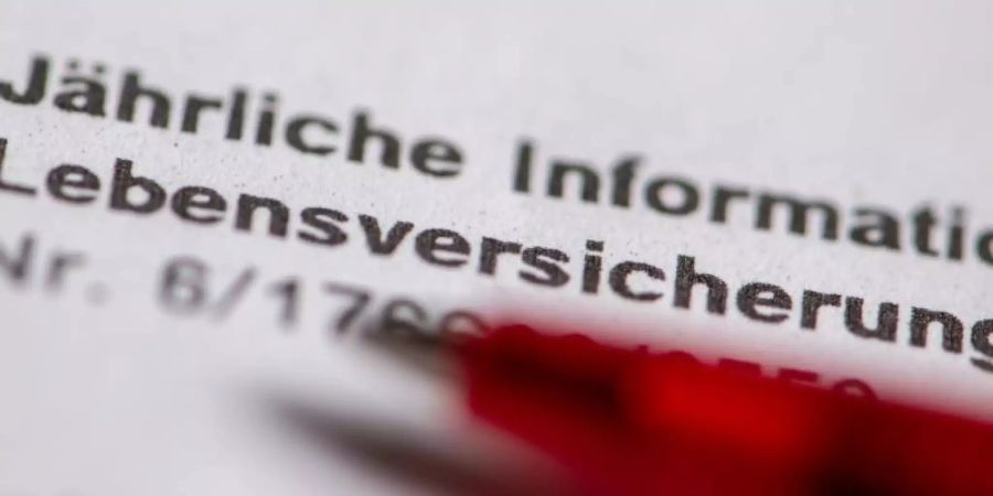 Die Zinsflaute an den Kapitalmärkten verheisst Lebensversicherungskunden wenig Erfreuliches. Foto: Armin Weigel/Illustration
