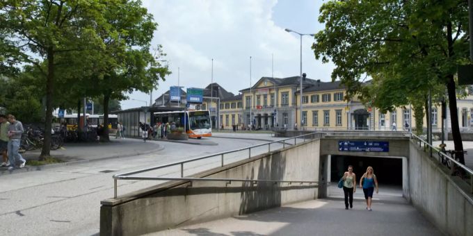 Ein grosses, halboffenes Zelt erwartet die Fussballfans auf dem Dornacherplatz beim Bahnhof Solothurn. solothurn