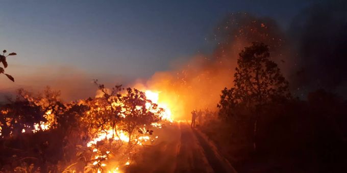 Auf diesem vom Chico Mendes Institut zum Schutz der Artenvielfalt zur Verfügung gestellten Bild beobachtet eine Gruppe die Flammen bei einem Waldbrand im Naturpark Chapada dos Guimaraes. Brände im Amazonas