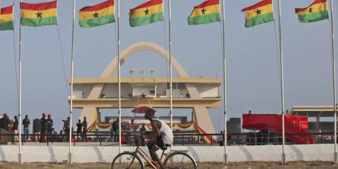 Ein Mann fährt in Ghana auf einem Fahrrad. Ghana