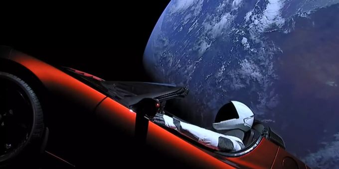 Der CEO von SpaceX, Elon Musk, schoss ein E-Auto ins All. tesla roadster spacex
