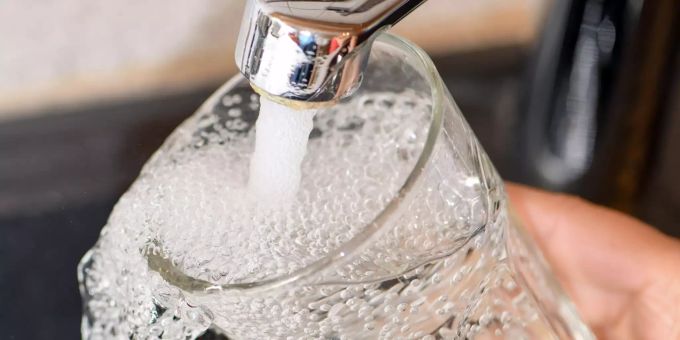 Nach rund zwei Wochen dürfen die Bewohner Cressier NE seit Samstag wieder Leitungswasser trinken. (Symbolbild) Cressier NE