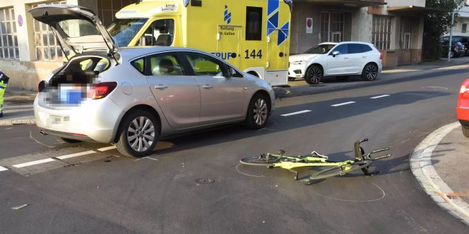 Widnau SG: Kollision zwischen Auto und Velo. Widnau Kollision Auto Velo
