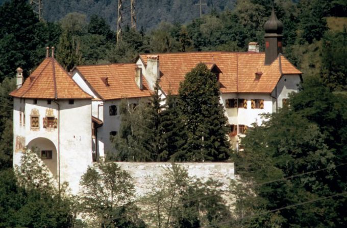 Das Schloss Rhäzüns in einer undatierten Aufnahme. Es wurde 1964 von der Ems-Chemie AG gekauft und von Christoph Blocher auf Lebzeit gemietet. Schloss Rhäzüns Christoph Blocher