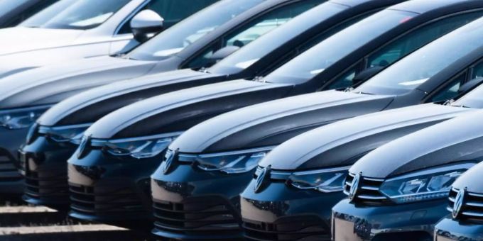 Volkswagen-Golf-Neufahrzeuge: Der coronabedingte Verkaufseinbruch im VW-Konzern hat sich im Juni etwas abgeschwächt. Foto: Julian Stratenschulte/dpa Volkswagen-Golf-Neufahrzeuge: Der coronabedingte Verkaufseinbruch im VW-Konzern hat sich im Juni etwas abgeschwächt. Foto: Julian Stratenschulte/dpa