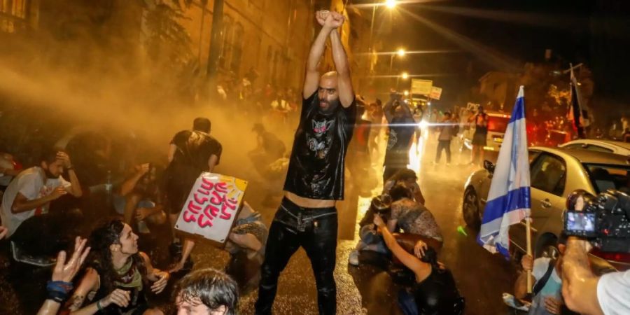 In Jerusalem setzte die Polizei Wasserwerfer gegen Demonstranten ein