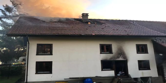 Bei einem Brand in einem Bauernhaus in Ottenbach ZH ist der Besitzer der Liegenschaft mittelschwer verletzt worden. Flächenbrand