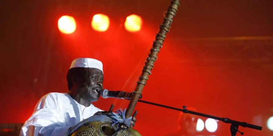 Mory Kante ist mit 70 Jahren gestorben. Foto: Clemens Bilan/AFP/dpa