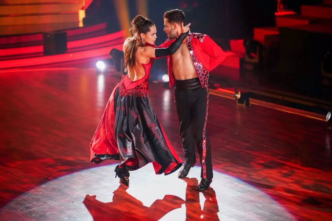 Luca und Christina blicken sich verführerisch in die Augen. Lets Dance