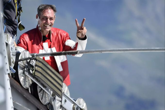 Freddy Nock nach seinem Kunststück an der «Glacier 3000 Air Show». Glacier 3000 Air Show